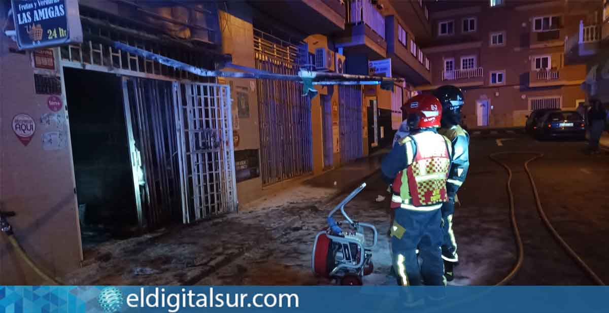 Incendio en el toldo exterior de un comercio en Arona fue controlado / Bomberos de Tenerife