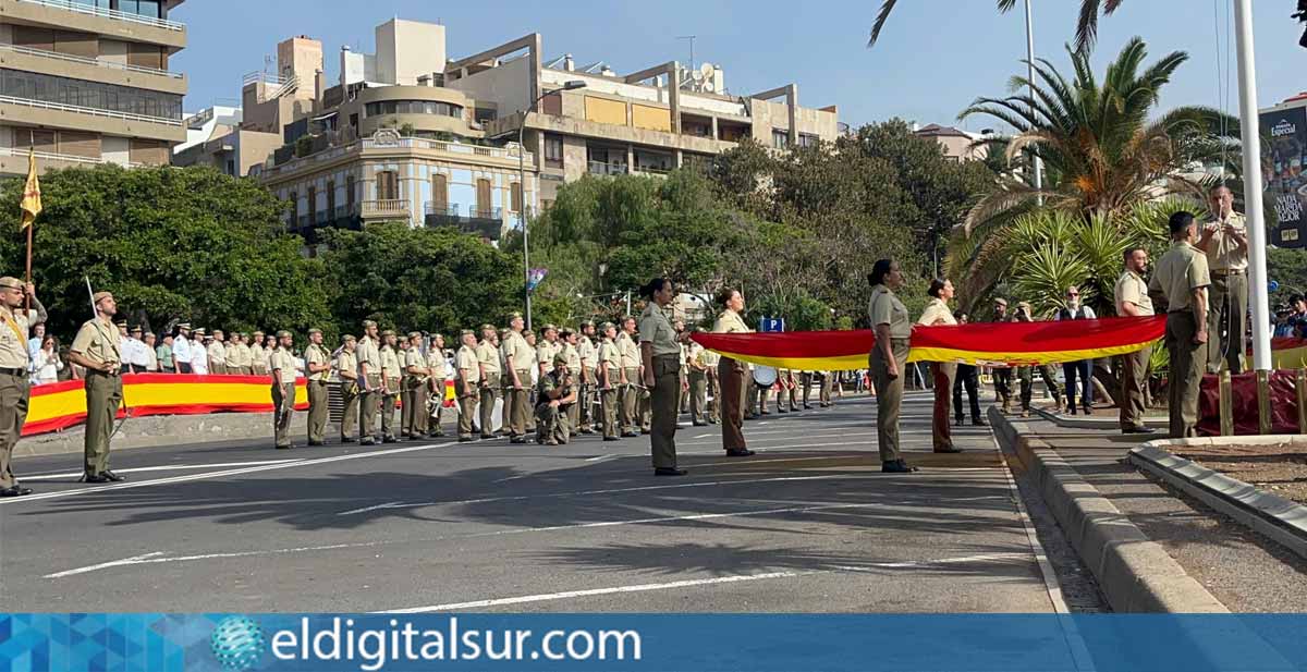 Momento del izado solemne de la Bandera Nacional en Santa Cruz de Tenerife