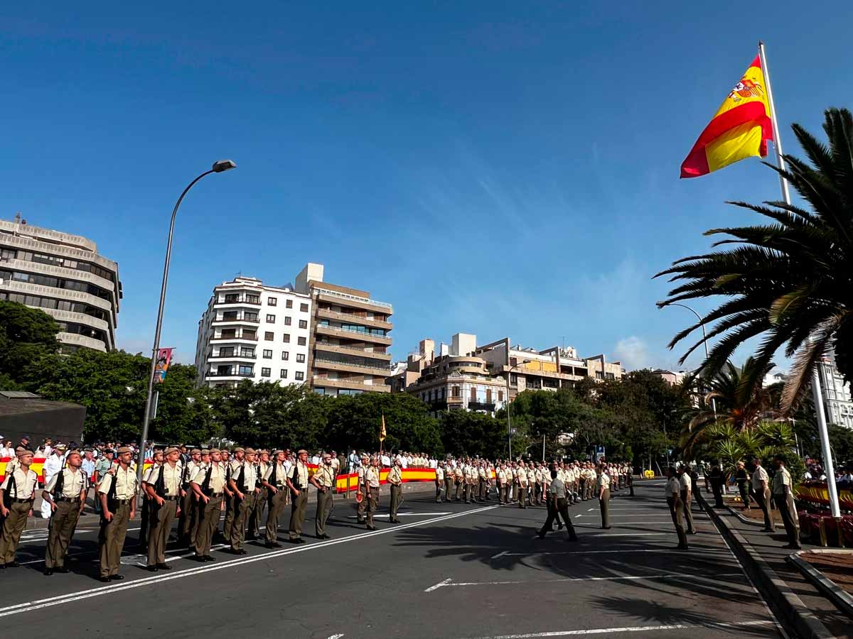 Representantes de las Fuerzas Armadas, la Guardia Civil, el Cuerpo Nacional de Policía y autoridades civiles, formados durante el izado solemne de la Bandera Nacional en Santa Cruz de Tenerife