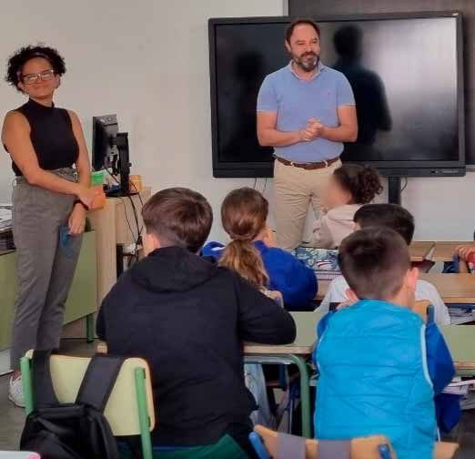 Héctor Reyes, concejal de Educación de Arona, participa en una de las sesiones del programa de Lengua de Signos Española para sensibilizar sobre la discapacidad auditiva