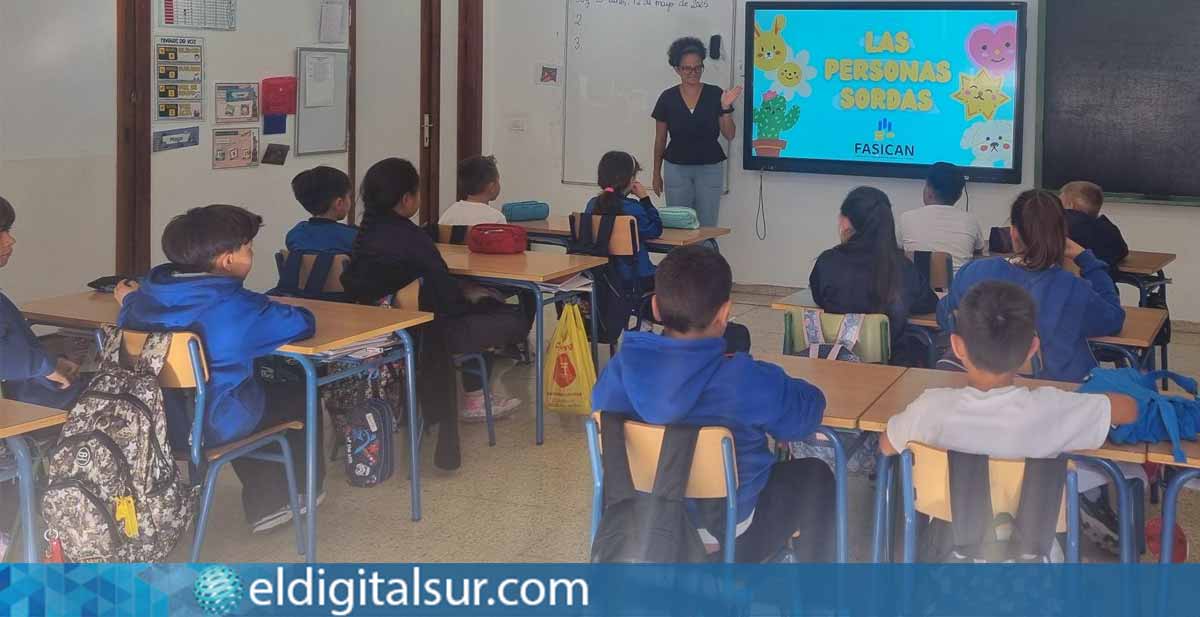 Alumnado de Arona durante una sesión del programa de iniciación y formación en Lengua de Signos Española