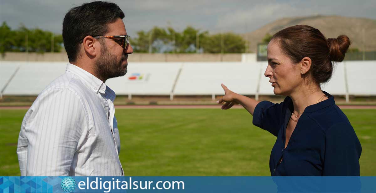 La alcaldesa de Arona, Fátima Lemes, y el concejal de Deportes, Luis Sierra, durante su visita al Estadio Antonio Domínguez para supervisar el resultado de los trabajos