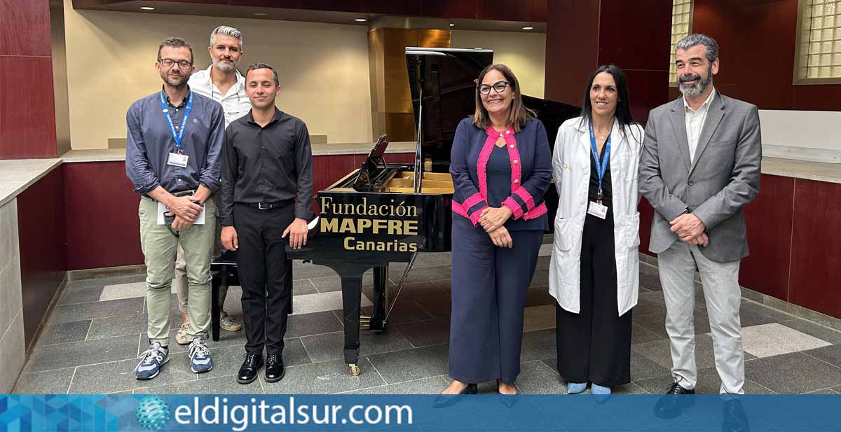Foto de familia junto al piano donado
