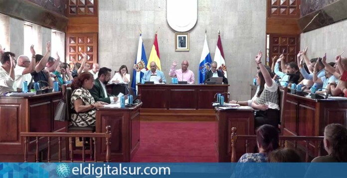 pleno-de-granadilla-de-abona-270625 PP y CC se suman al PSOE en una moción contra VOX en Granadilla de Abona. La formación denuncia que se usa a los colectivos LGTBI como “cortina de humo” para ocultar problemas reales