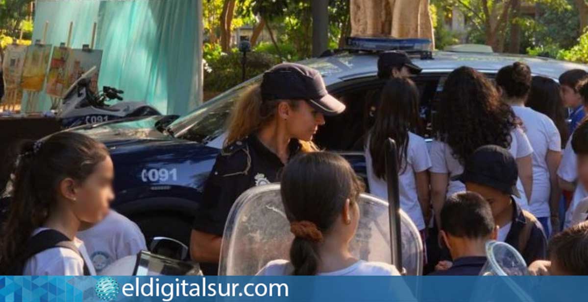 Agentes de la Policía Nacional durante la jornada “Ambiéntate” en el Parque García Sanabria, junto a escolares participantes