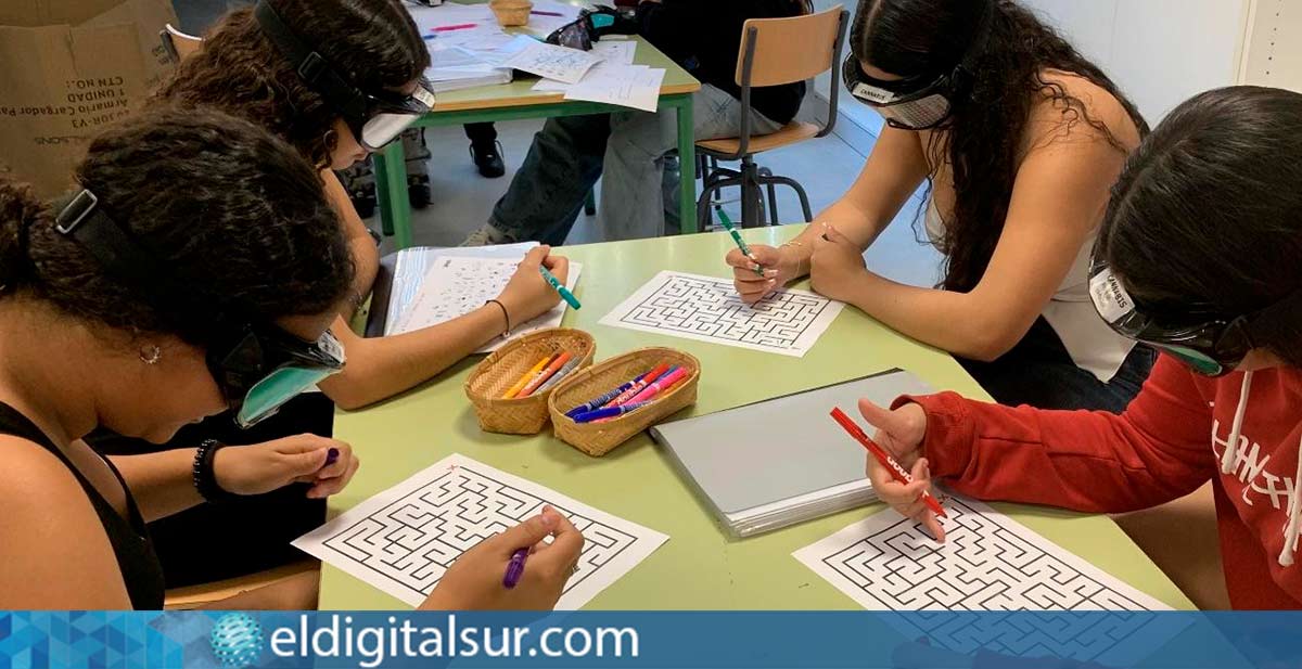 Estudiantes de secundaria participan con las gafas simuladoras para experimentar los efectos del consumo de drogas