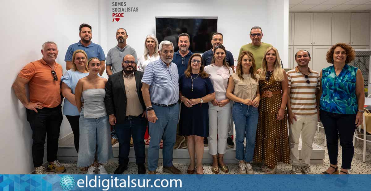 Miembros de la nueva ejecutiva local del PSOE de Adeje tras la asamblea del 25 de junio, que renovó el liderazgo con José Miguel Rodríguez Fraga como secretario general y Carmen Rosa González Cabrera como presidenta.