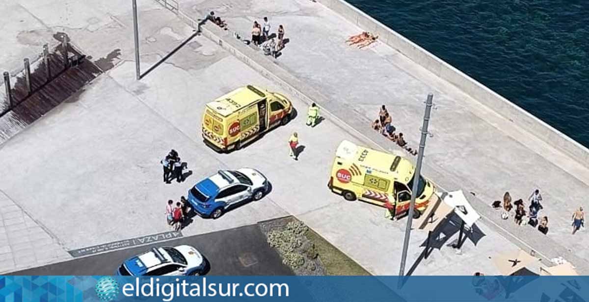 Momento en que los servicios de emergencia llegan a los Charcos de Valleseco para asistir al menor rescatado del mar