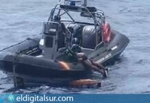 Agentes del Servicio Marítimo de la Guardia Civil suben a bordo al hombre rescatado a la deriva sobre un palé frente a la costa de Las Galletas, en Arona.
