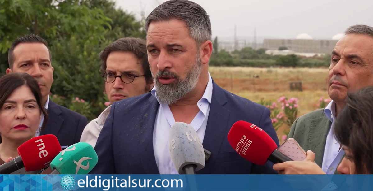Santiago Abascal, durante su intervención ante los medios tras visitar la central nuclear de Almaraz