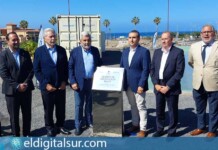 El alcalde de Adeje descubre la placa conmemorativa durante la inauguración del centro de innovación WAVE en la estación desaladora de La Caleta