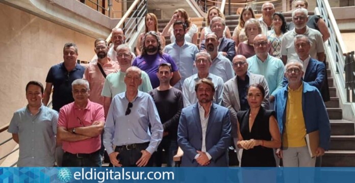 Representantes de sindicatos y patronales posan tras la firma del nuevo convenio colectivo provincial de hostelería en Tenerife