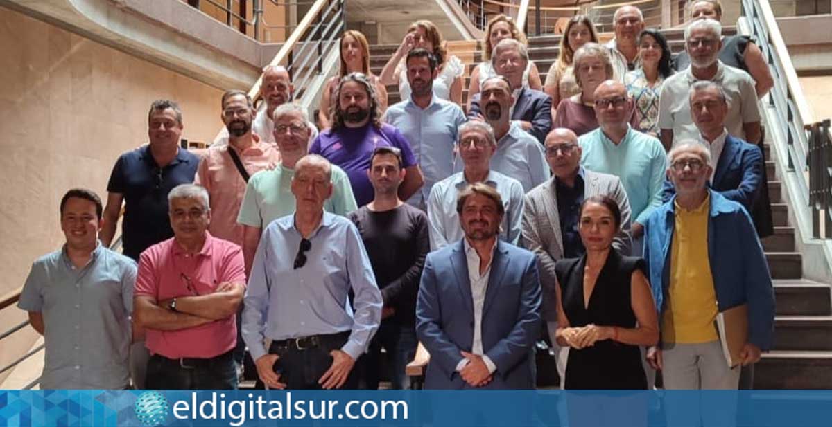 Representantes de sindicatos y patronales posan tras la firma del nuevo convenio colectivo provincial de hostelería en Tenerife