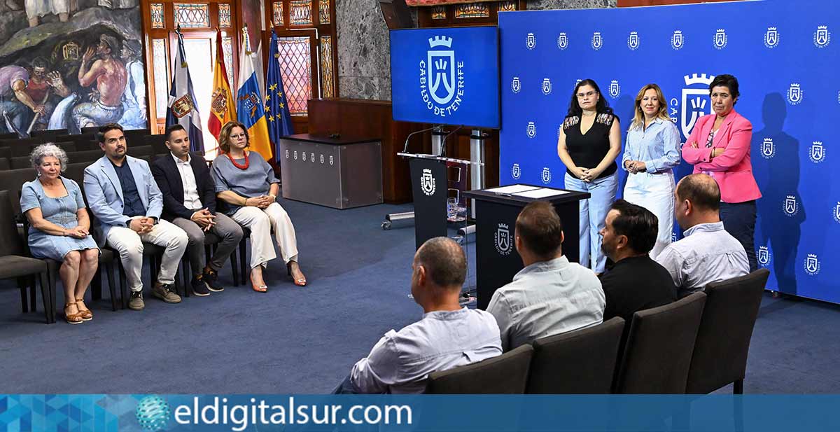 Rosa Dávila y Mari Brito durante la firma del convenio para modernizar redes de agua en 12 municipios de Tenerife