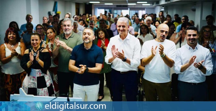 José Manuel Bermúdez rodeado por los asistentes a la Asamblea Local de Coalición Canaria en Santa Cruz de Tenerife