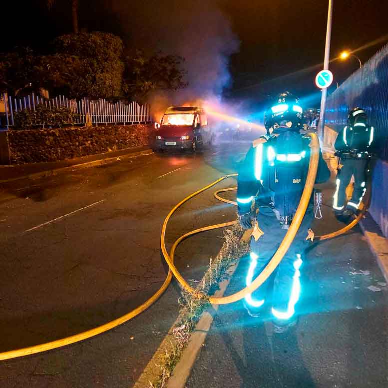 Bomberos de San Miguel apagan el fuego de una autocaravana