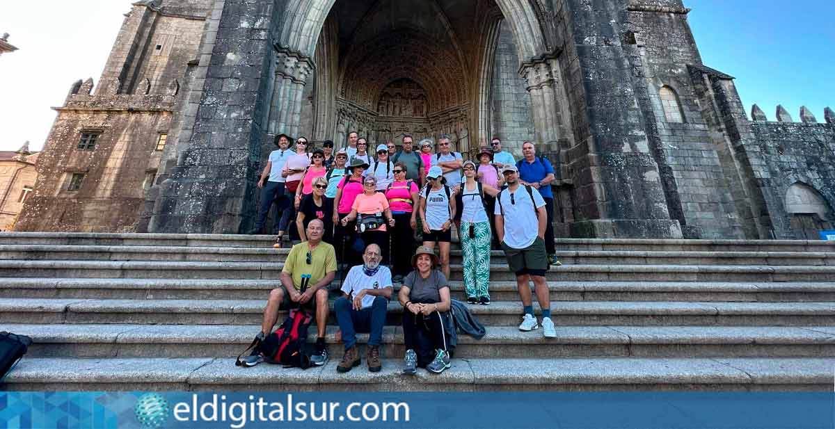 Participantes de Granadilla tras completar los 118 km de la Ruta Portuguesa del Camino de Santiago