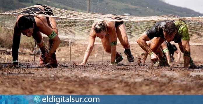 Participantes superan uno de los obstáculos del recorrido durante una de las tandas de Conquista La Victoria