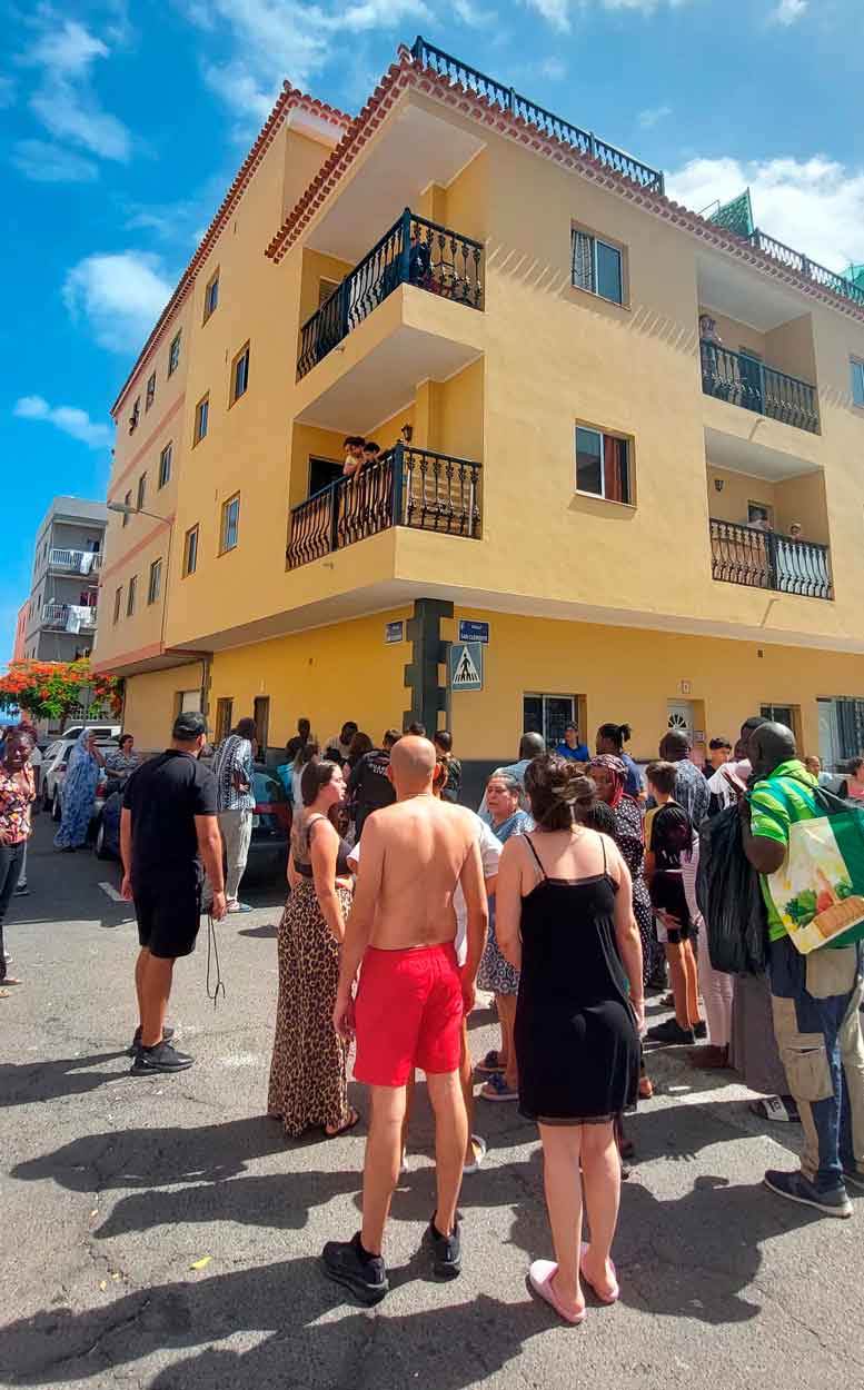 Vecinos rodean indignados la fachada del edificio en El Fraile desde donde el menor se lanzó al vacío
