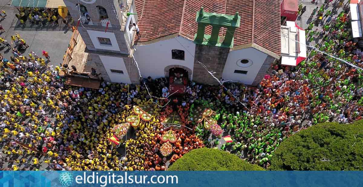 Entrada de los Corazones de Tejina en la plaza, símbolo de identidad y fervor popular en las fiestas mayores de San Bartolomé