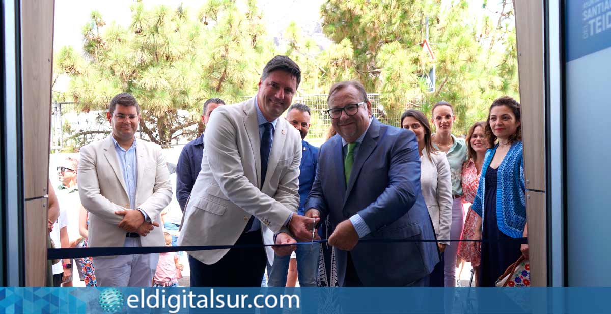 El alcalde Emilio Navarro y Juan Damián Gorrín Ramos, durante el corte de cinta