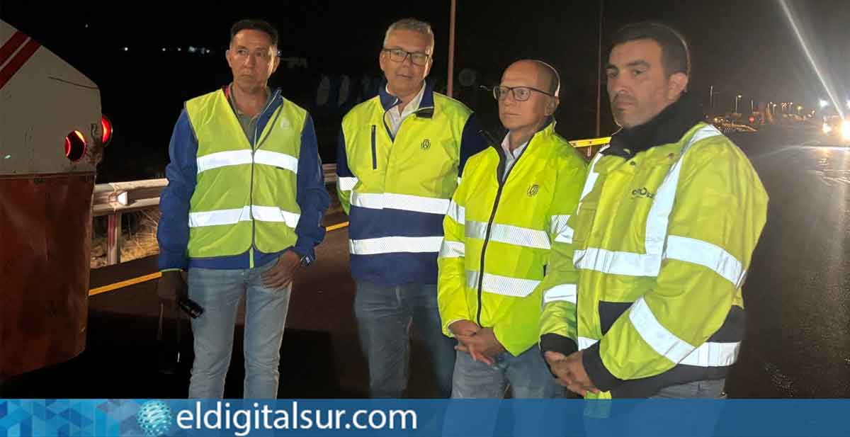 Dámaso Arteaga, consejero de Carreteras del Cabildo de Tenerife, supervisa las obras de rehabilitación