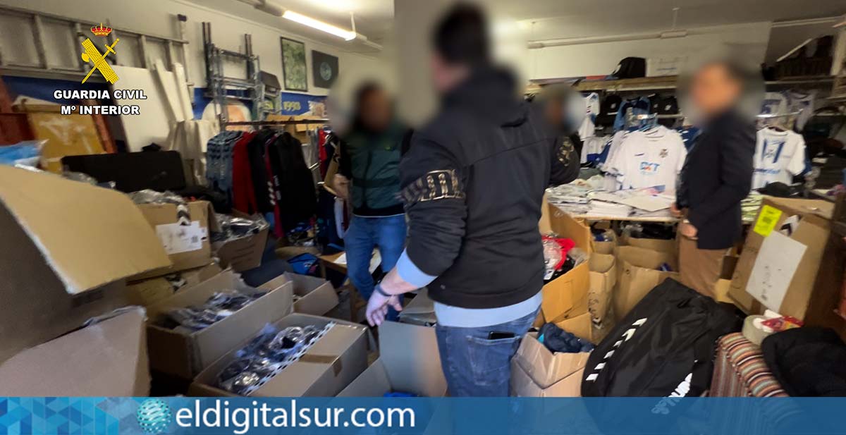 La Guardia Civil intervino 3.480 prendas del C.D. Tenerife en un local de La Laguna, en el marco de la operación TAMARCO