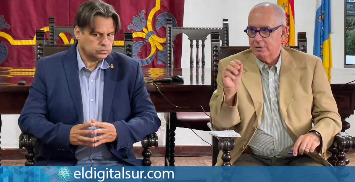 Gustavo Pérez, alcalde de Güímar, junto a Óscar Izquierdo, presidente de FEPECO