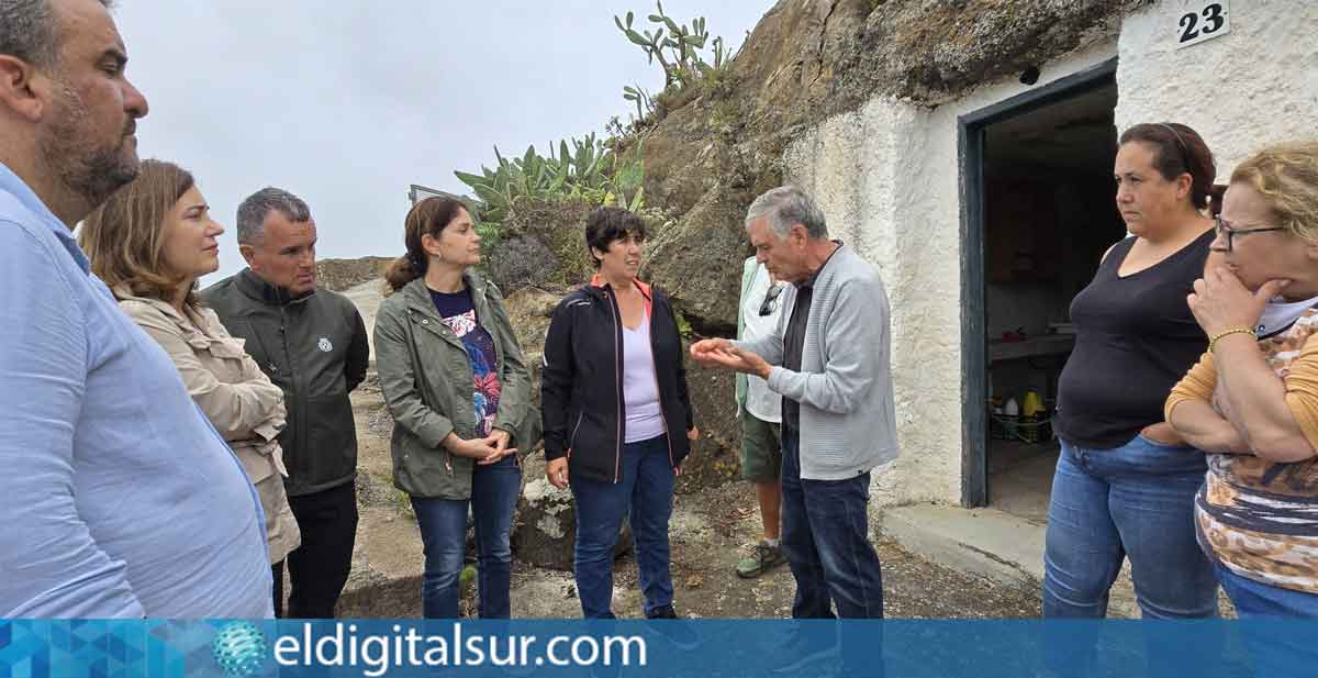 Representantes del Cabildo, el Ayuntamiento de La Laguna y la Asociación de Vecinos Aguaide durante el encuentro en Chinamada