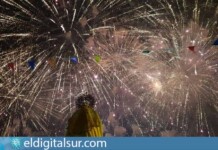 Espectáculo pirotécnico ilumina el cielo de Puerto de Santiago en las Fiestas del Carmen
