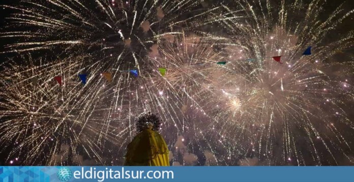 Pirotecnia-Fiestas-del-Carmen-Santiago-del-Teide-180725 Espectáculo pirotécnico ilumina el cielo de Puerto de Santiago en las Fiestas del Carmen