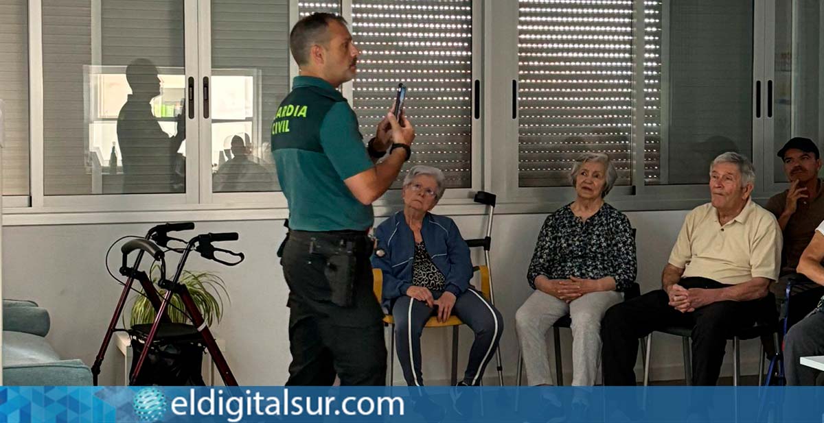 Agentes de la Guardia Civil ofrecen pautas de prevención a mayores en centros y residencias de Tenerife