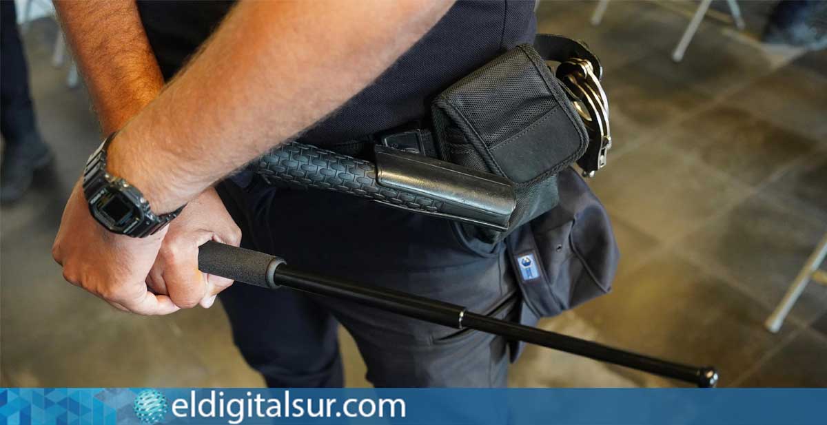 Agentes de la Policía Local de Arona durante una de las sesiones prácticas de formación en técnicas defensivas