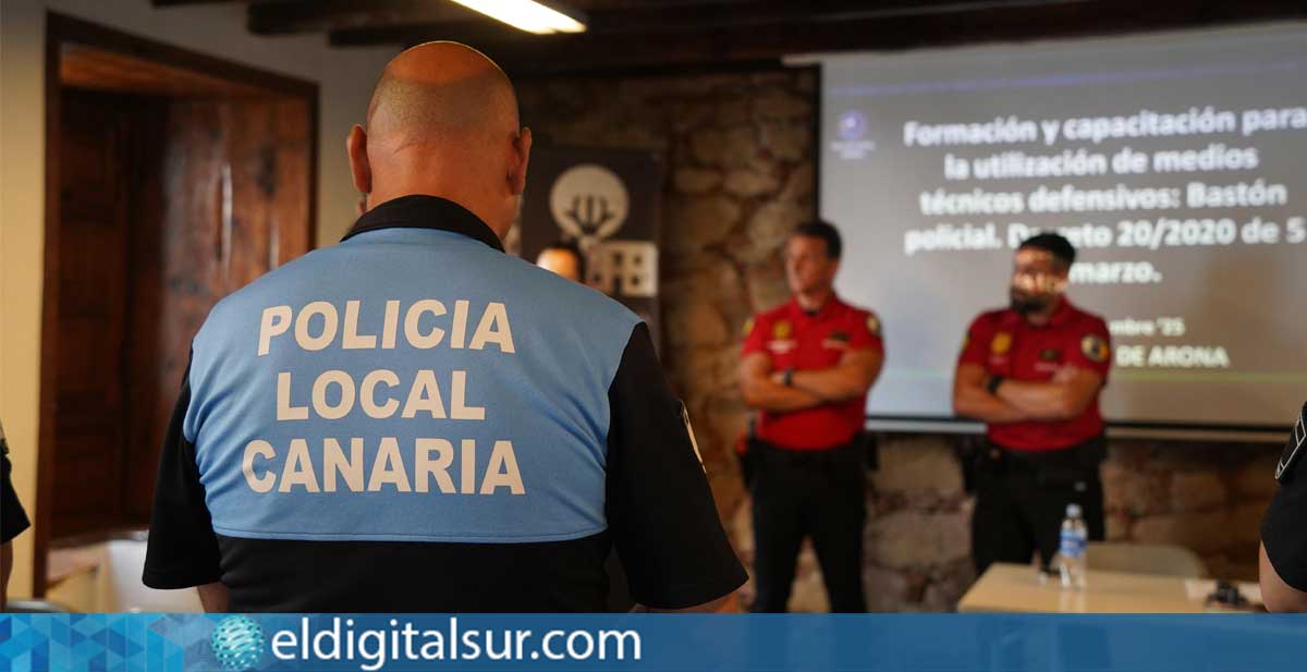 Agentes de la Policía Local de Arona durante una de las sesiones prácticas de formación en técnicas defensivas