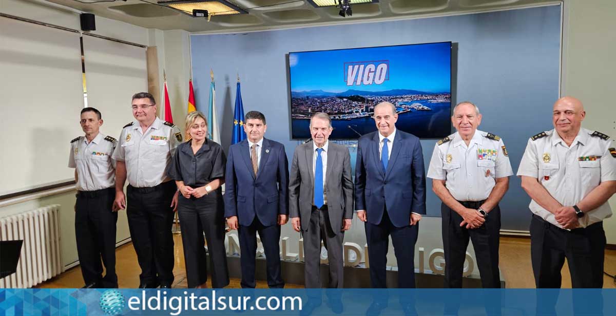 El director general de la Policía, Francisco Pardo, y el alcalde de Vigo, Abel Caballero, junto al delegado del Gobierno en Galicia, Pedro Blanco, y el director adjunto operativo, José Ángel González, durante la presentación de los actos centrales del Día de la Policía Nacional en Vigo