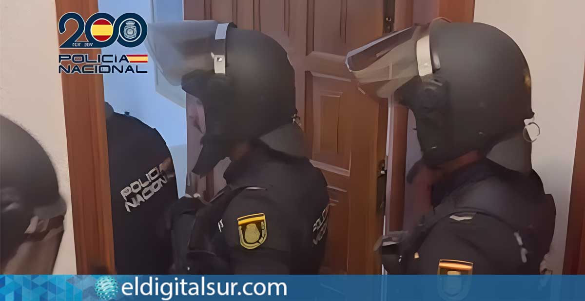 Momento de la entrada y registro policial en la vivienda donde las víctimas eran explotadas sexualmente en Tenerife