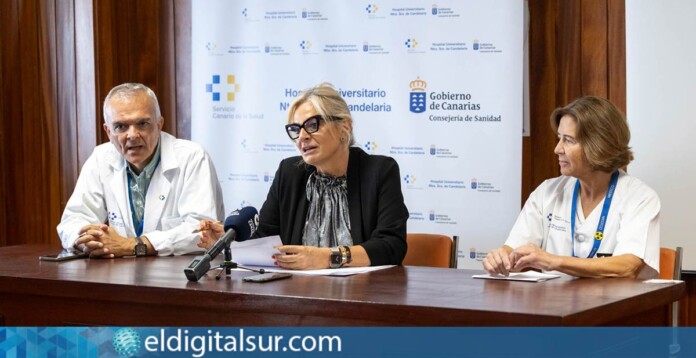La consejera Esther Monzón, el gerente del Hospital La Candelaria y Marta de Sequera presentan el nuevo generador de galio-68