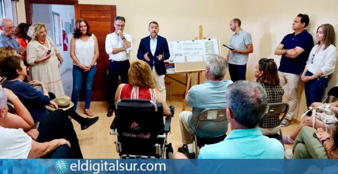 El alcalde José Manuel Bermúdez presenta a vecinos el proyecto del nuevo parque verde en Cabo Llanos