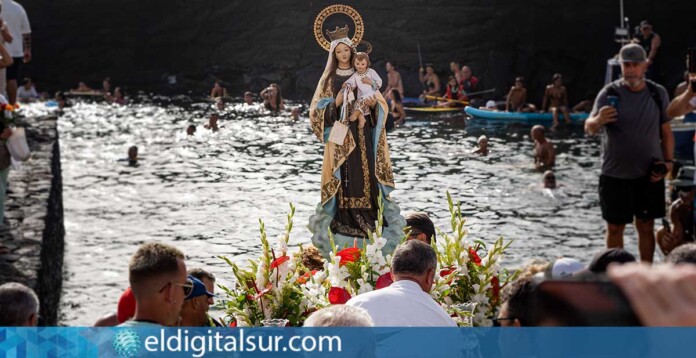 La Virgen del Carmen surca la costa de Punta del Hidalgo escoltada por embarcaciones y fieles