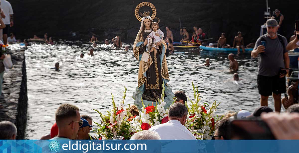 La Virgen del Carmen surca la costa de Punta del Hidalgo escoltada por embarcaciones y fieles