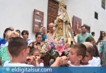 Los niños asumieron el papel de auténticos cargadores, llevando con orgullo la imagen de la Virgen a hombros