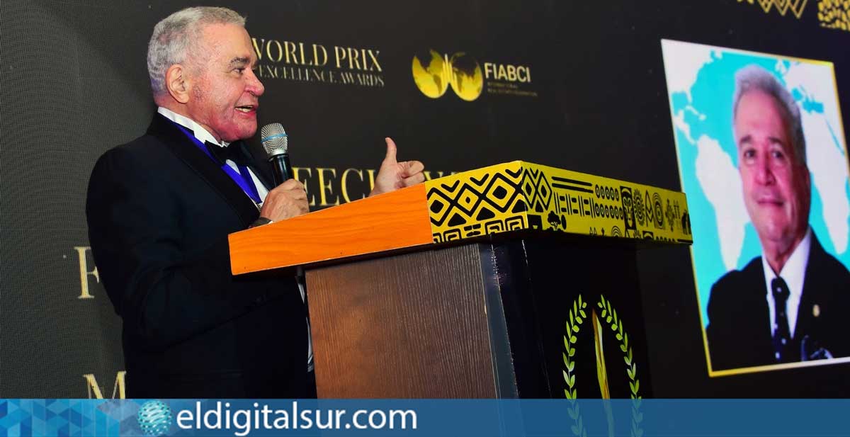 Ramón Riera durante su discurso en la gala World Prix d’Excellence Awards 2025
