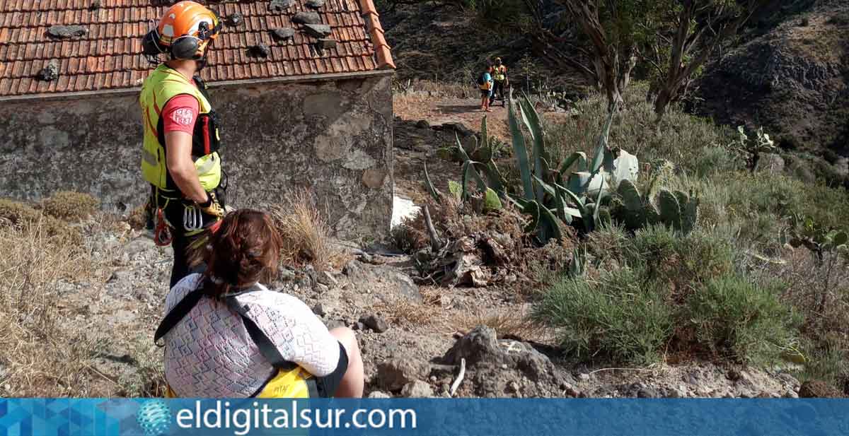 Senderistas cansados esperando la llegada del helicóptero de rescate en el Macizo de Anaga / Bomberos de Tenerife