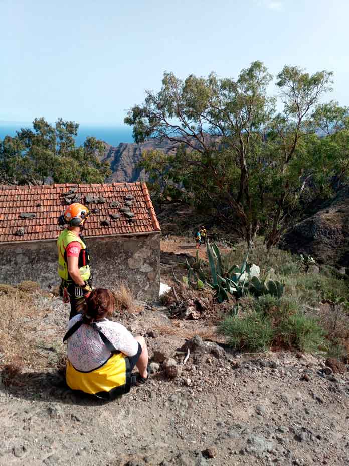 Senderistas cansados esperando la llegada del helicóptero de rescate en el Macizo de Anaga / Bomberos de Tenerife