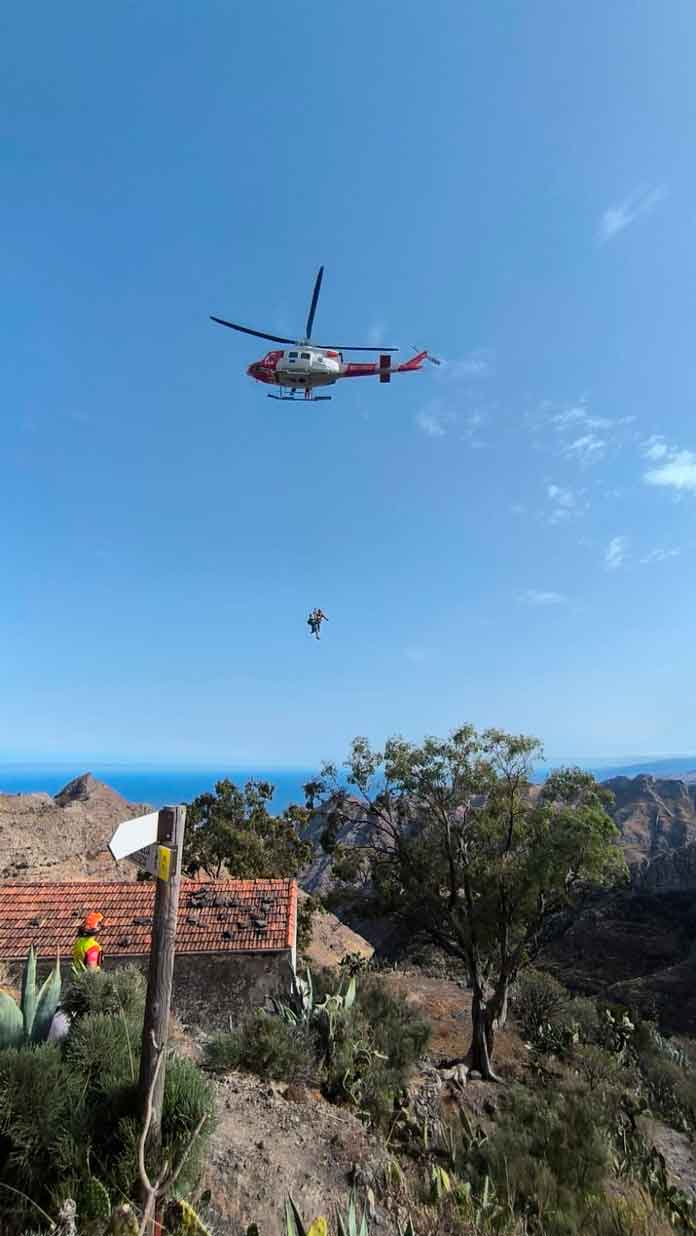 Senderistas cansados siendo evacuados por el helicóptero de rescate 