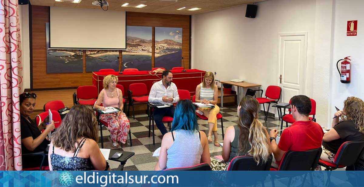 El concejal Héctor Reyes junto a vicedirectores en la reunión para evaluar proyectos educativos y de prevención en Arona