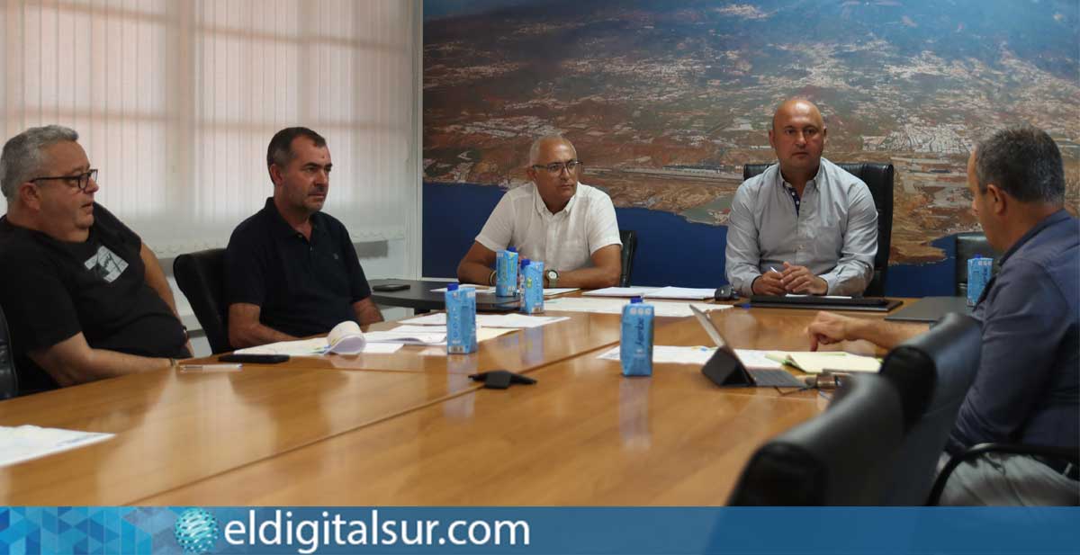 Reunión entre el alcalde José Domingo Regalado, los concejales René Oval y Fredi Oramas, y el director de operaciones de TITSA, Ambrosio Hernández, para definir las rutas del transporte urbano de Granadilla de Abona.