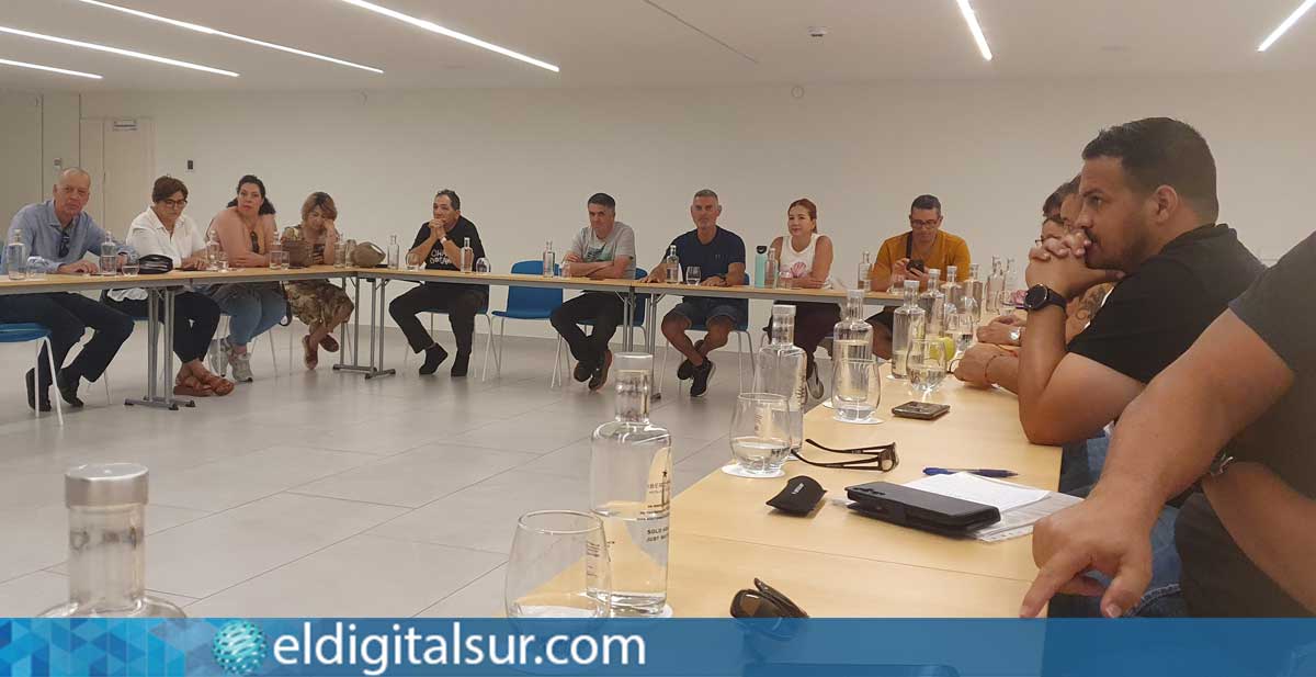 Representantes sindicales durante la firma del preacuerdo salarial