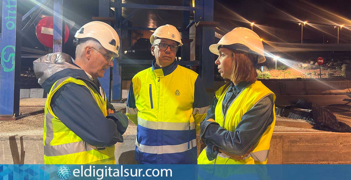 Dámaso Arteaga supervisa la instalación de la rampa de 35 toneladas en la Pasarela Peatonal Padre Anchieta en Geneto