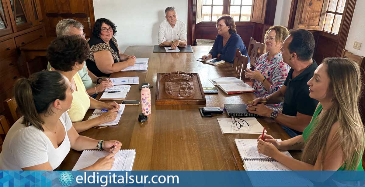Reunión del equipo de Gobierno de Tegueste en la Sala de Juntas del Consistorio